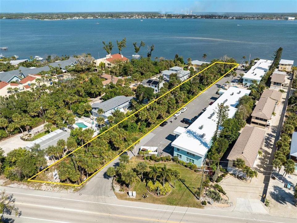 Activo con contrato: $799,000 (0.74 acres)