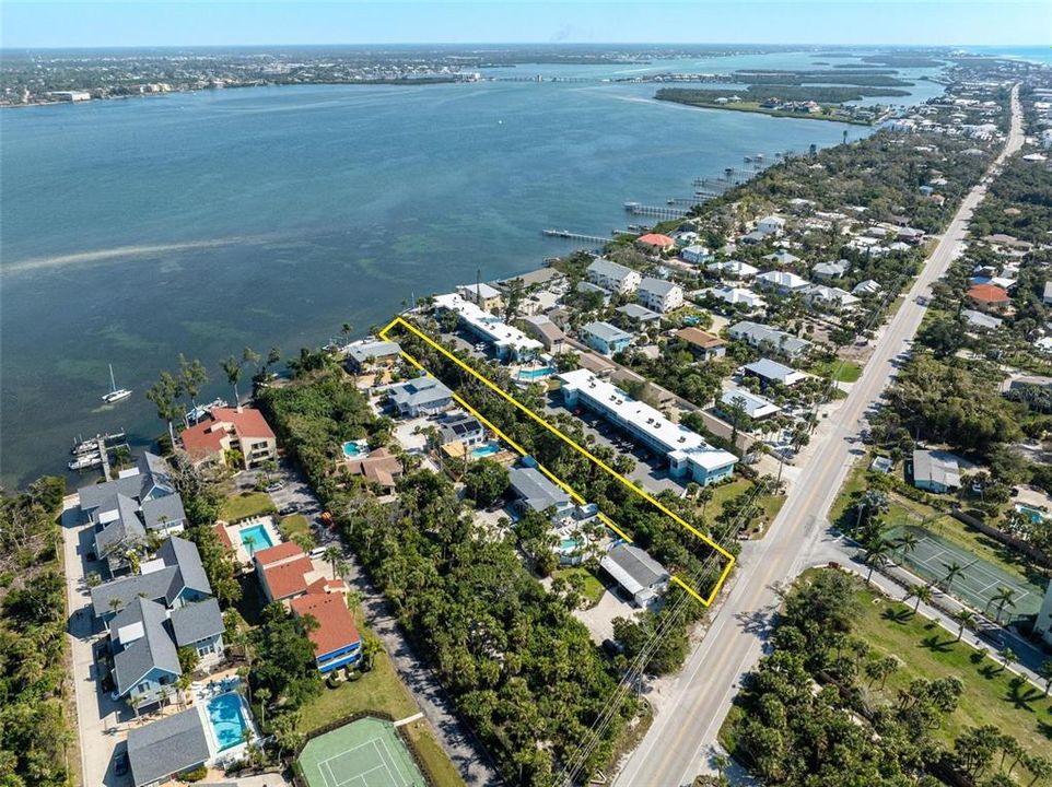 Activo con contrato: $799,000 (0.74 acres)