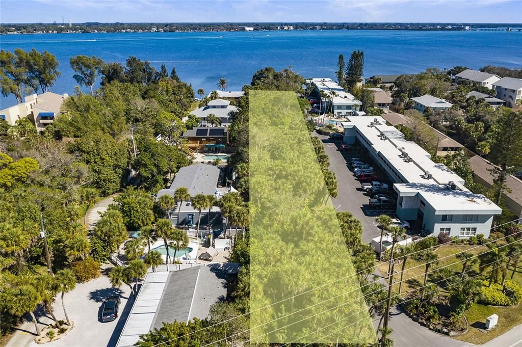 Activo con contrato: $799,000 (0.74 acres)