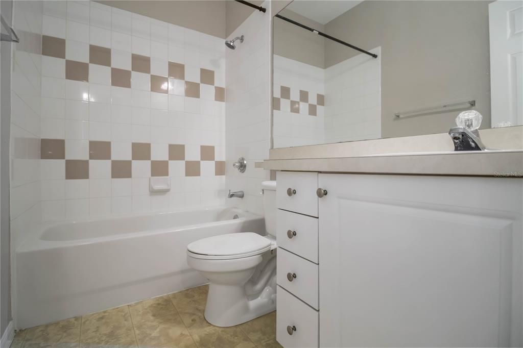 На продажу: $239,000 (2 спален, 2 ванн, 1168 Квадратных фут)