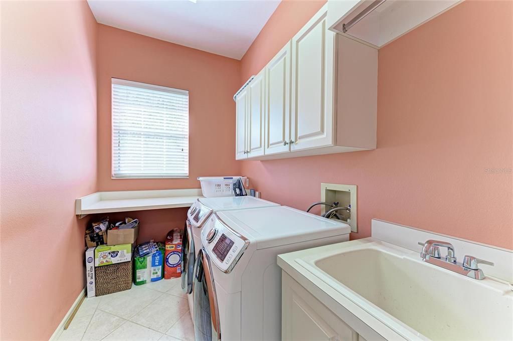 Activo con contrato: $875,000 (3 camas, 3 baños, 2723 Pies cuadrados)