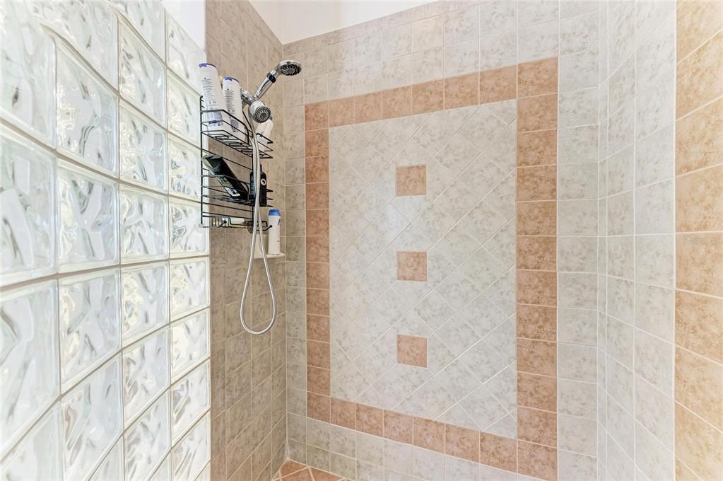 Activo con contrato: $875,000 (3 camas, 3 baños, 2723 Pies cuadrados)