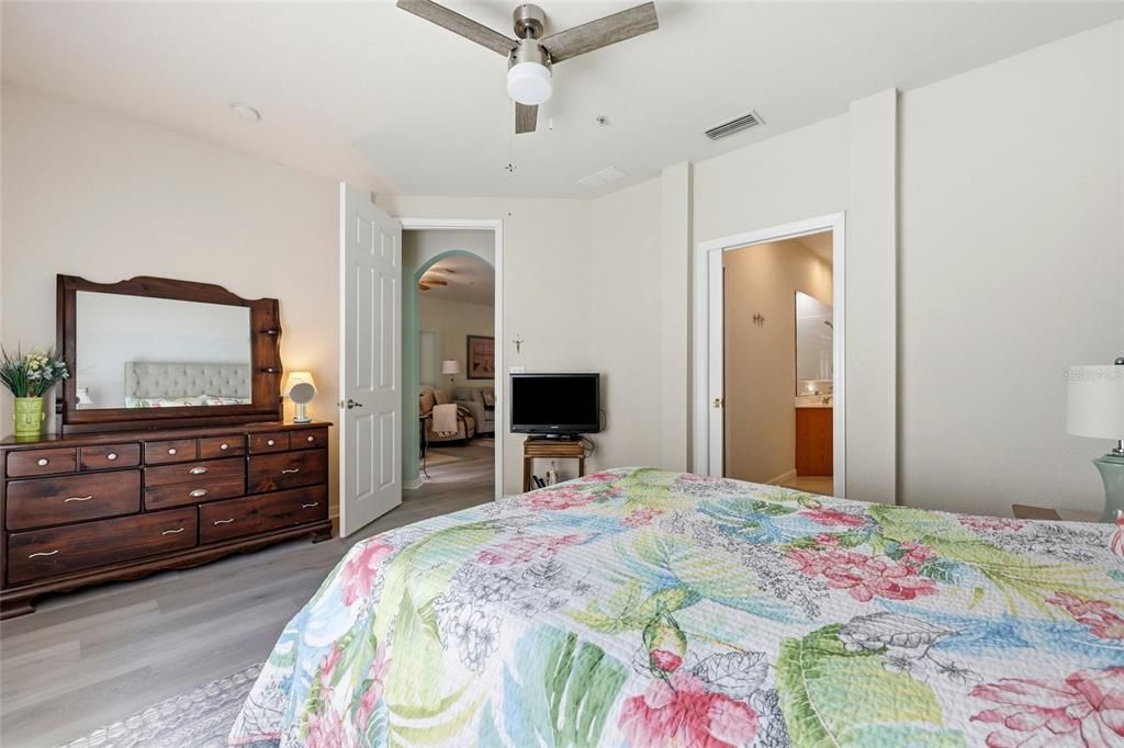 For Sale: $220,000 (2 beds, 2 baths, 1278 Square Feet)