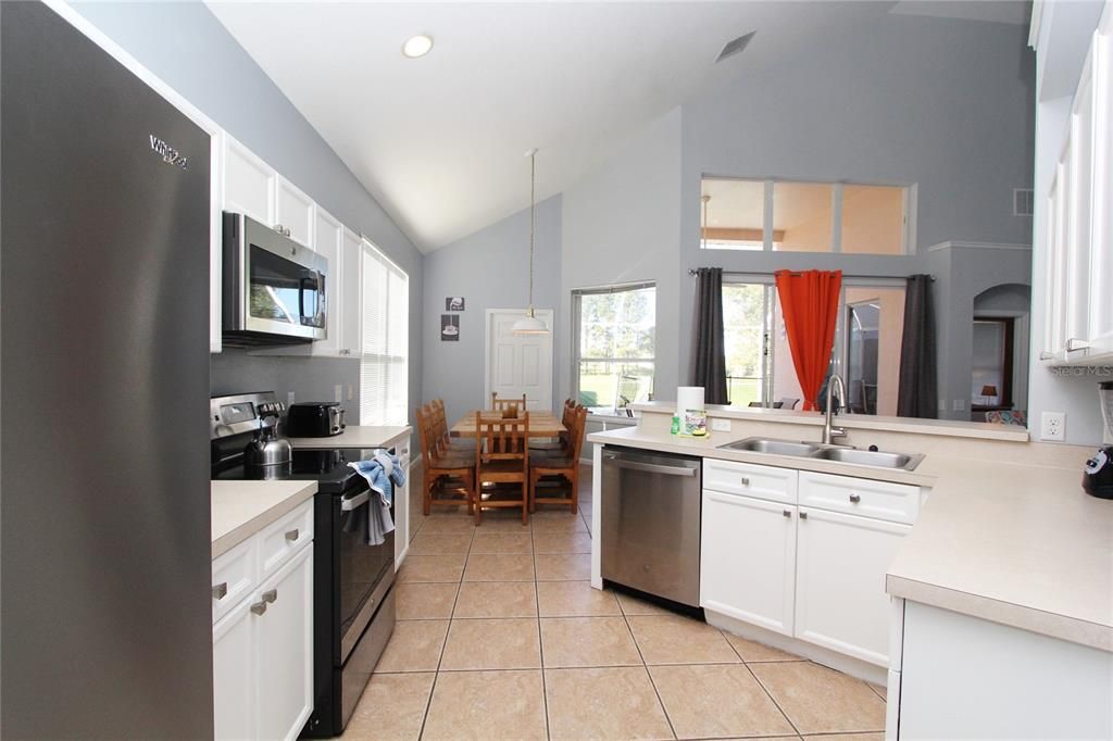 Activo con contrato: $475,000 (5 camas, 3 baños, 2255 Pies cuadrados)