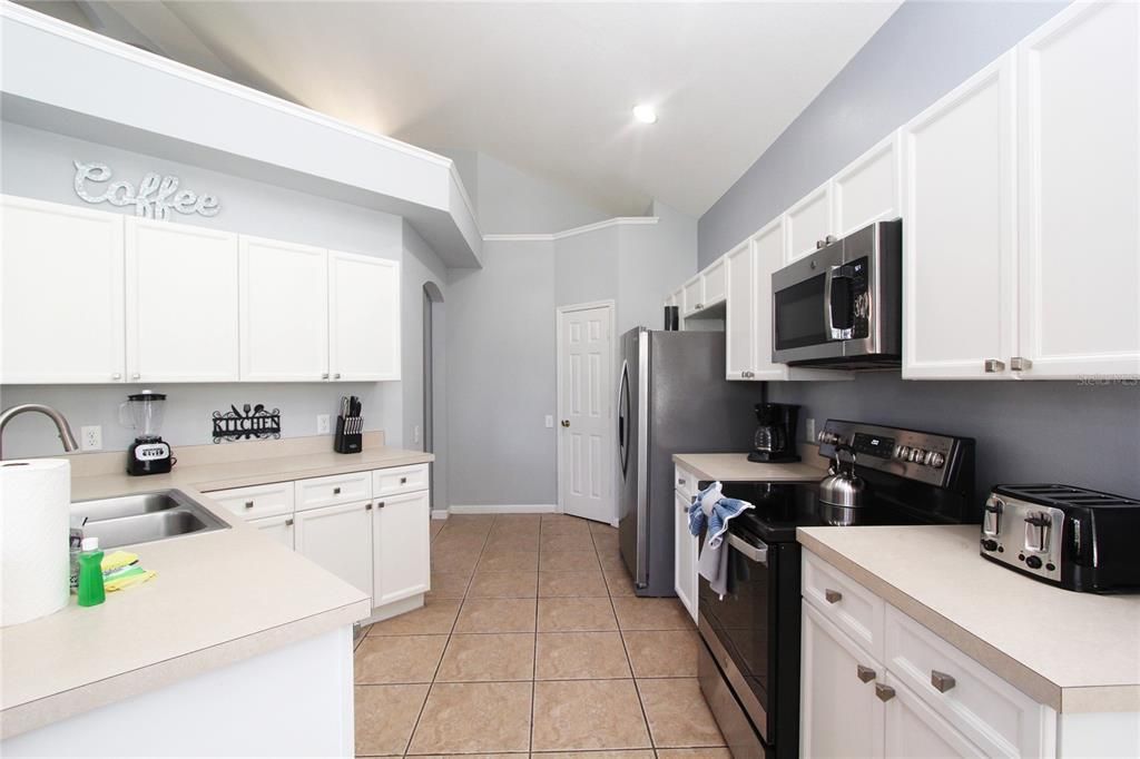 Activo con contrato: $475,000 (5 camas, 3 baños, 2255 Pies cuadrados)