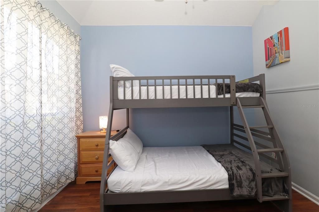 Activo con contrato: $475,000 (5 camas, 3 baños, 2255 Pies cuadrados)