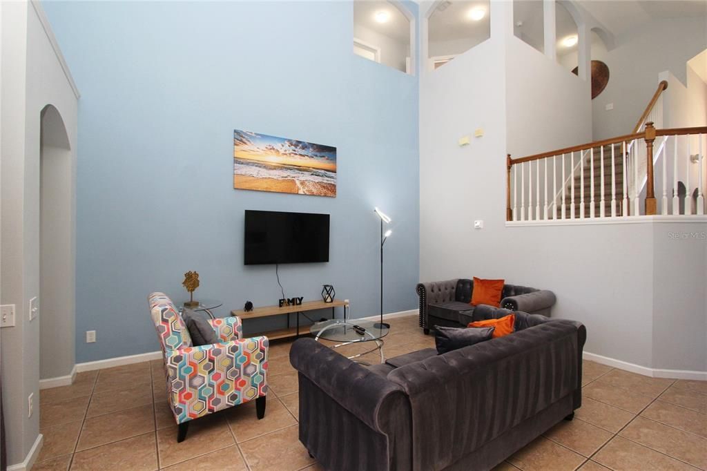 Activo con contrato: $475,000 (5 camas, 3 baños, 2255 Pies cuadrados)