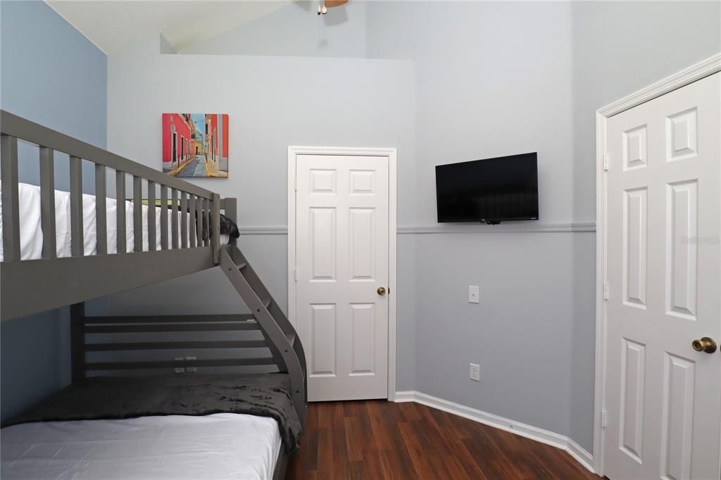 Activo con contrato: $475,000 (5 camas, 3 baños, 2255 Pies cuadrados)