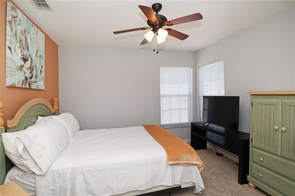 Activo con contrato: $475,000 (5 camas, 3 baños, 2255 Pies cuadrados)