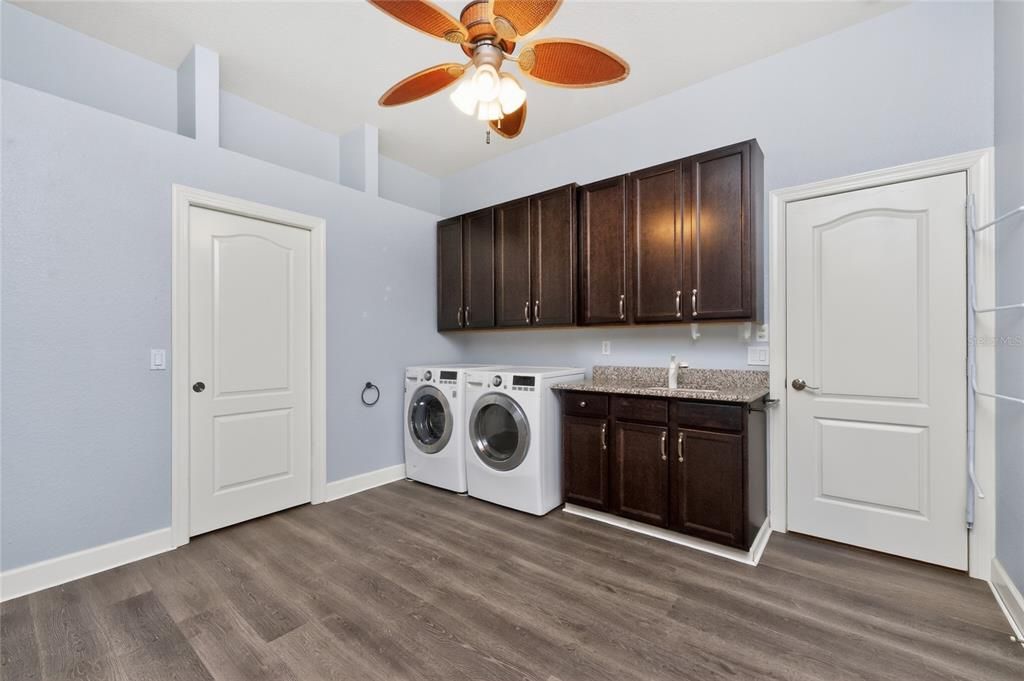 For Sale: $525,000 (3 beds, 2 baths, 2514 Square Feet)