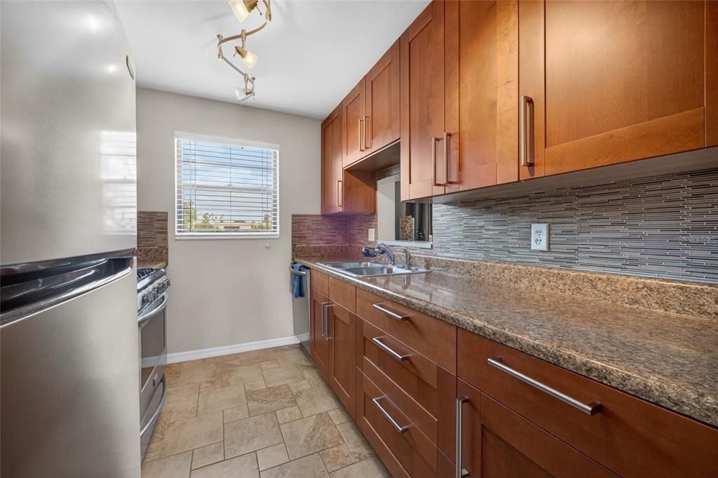 На продажу: $174,900 (2 спален, 2 ванн, 1100 Квадратных фут)
