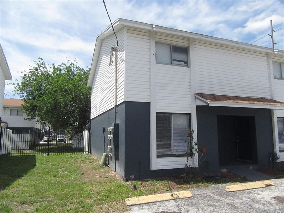 For Sale: $145,000 (2 beds, 1 baths, 936 Square Feet)