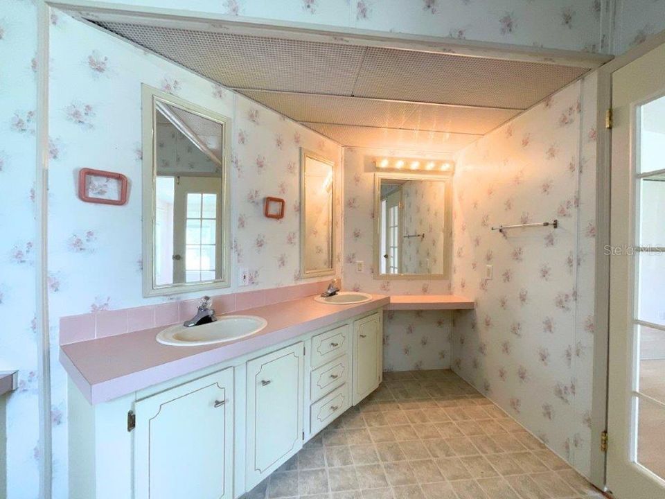На продажу: $234,900 (2 спален, 2 ванн, 1623 Квадратных фут)