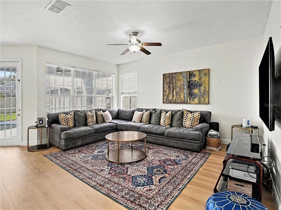 Activo con contrato: $579,900 (4 camas, 2 baños, 2300 Pies cuadrados)