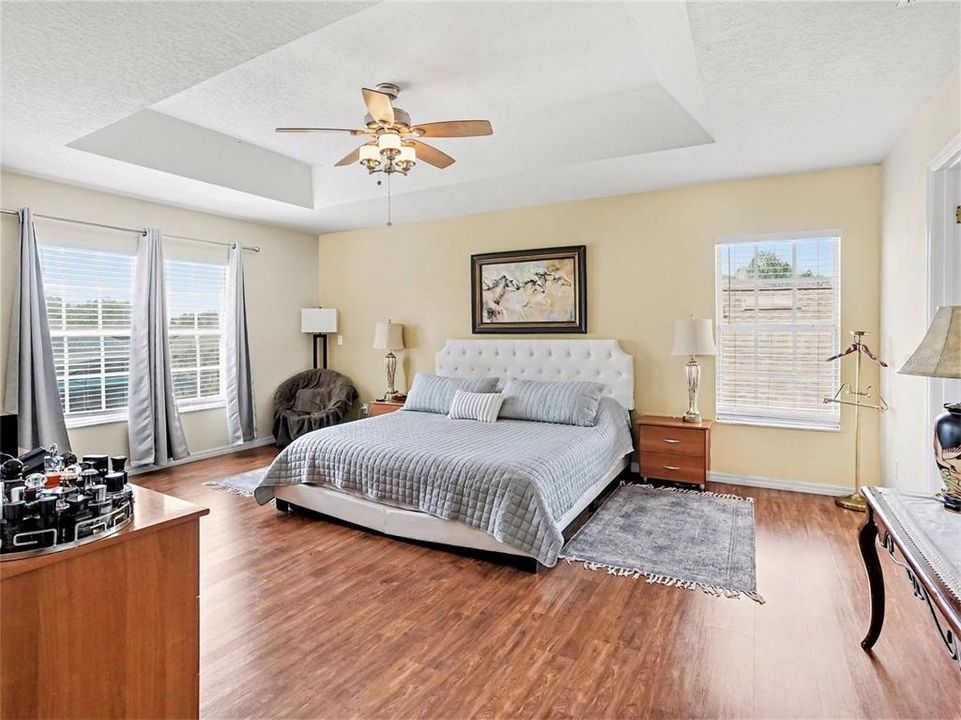 Activo con contrato: $579,900 (4 camas, 2 baños, 2300 Pies cuadrados)