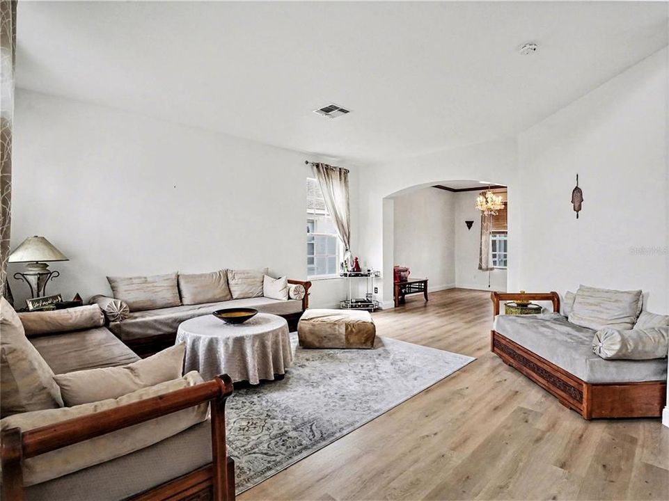 Activo con contrato: $579,900 (4 camas, 2 baños, 2300 Pies cuadrados)