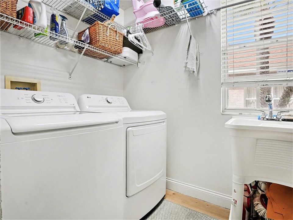Activo con contrato: $579,900 (4 camas, 2 baños, 2300 Pies cuadrados)