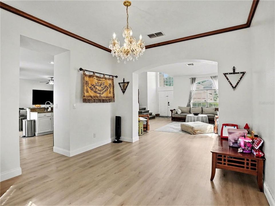 Activo con contrato: $579,900 (4 camas, 2 baños, 2300 Pies cuadrados)