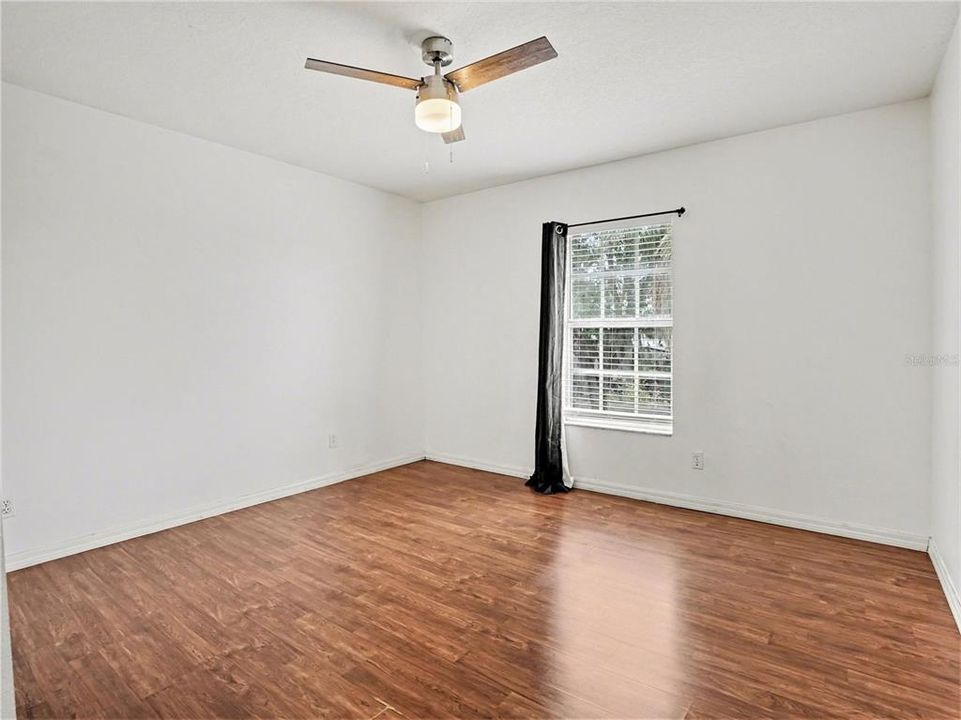 Activo con contrato: $579,900 (4 camas, 2 baños, 2300 Pies cuadrados)