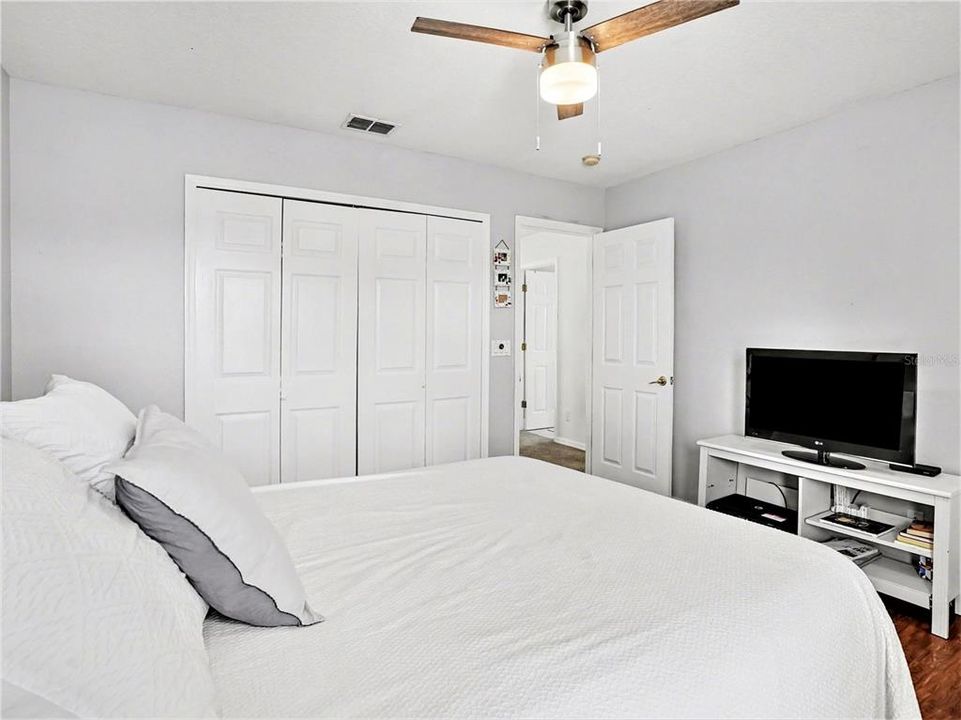 Activo con contrato: $579,900 (4 camas, 2 baños, 2300 Pies cuadrados)