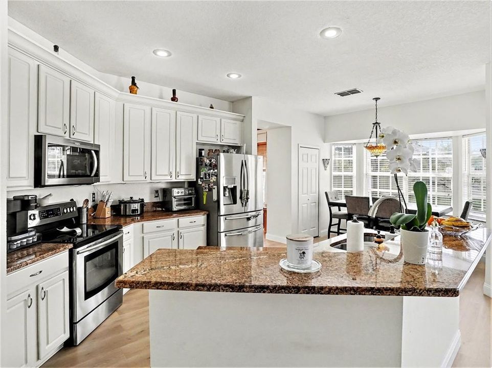 Activo con contrato: $579,900 (4 camas, 2 baños, 2300 Pies cuadrados)