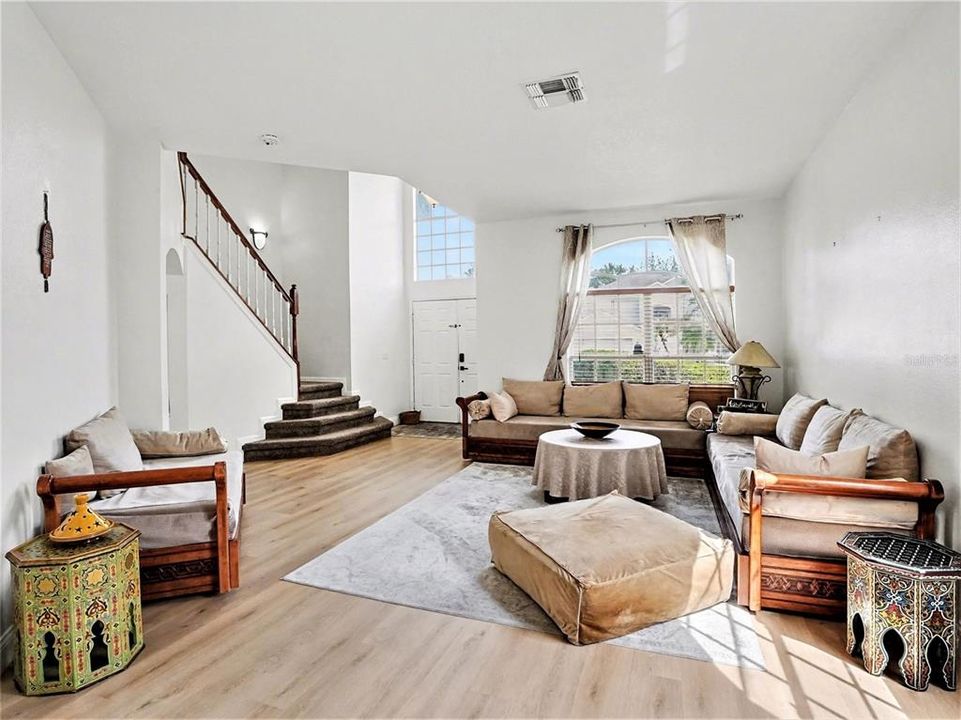 Activo con contrato: $579,900 (4 camas, 2 baños, 2300 Pies cuadrados)