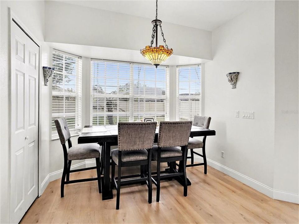 Activo con contrato: $579,900 (4 camas, 2 baños, 2300 Pies cuadrados)