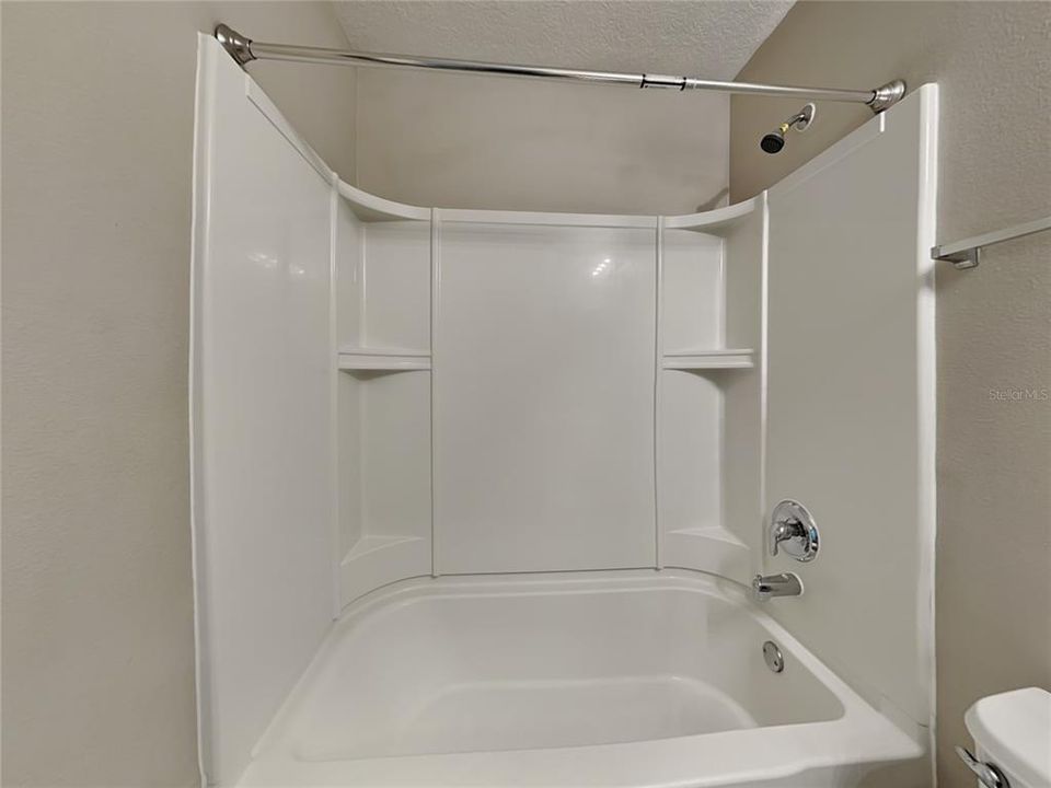 Activo con contrato: $1,799 (4 camas, 2 baños, 1300 Pies cuadrados)