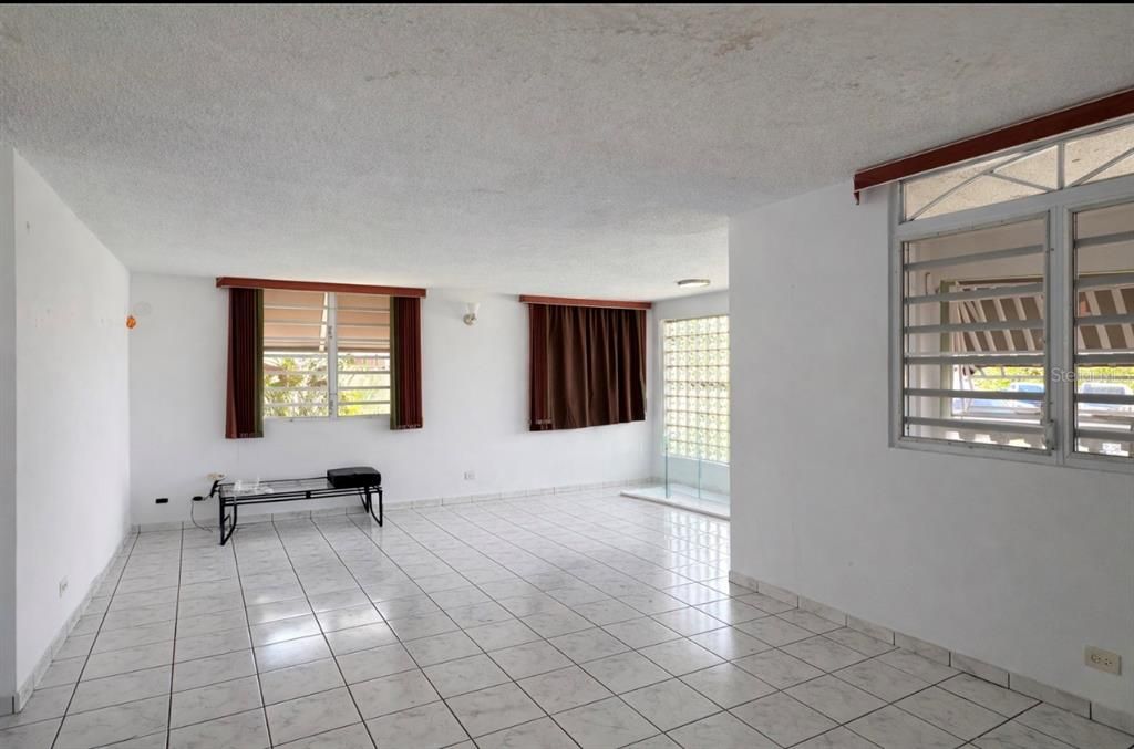 Active With Contract: $250,000 (3 beds, 3 baths, 1260 Square Feet)