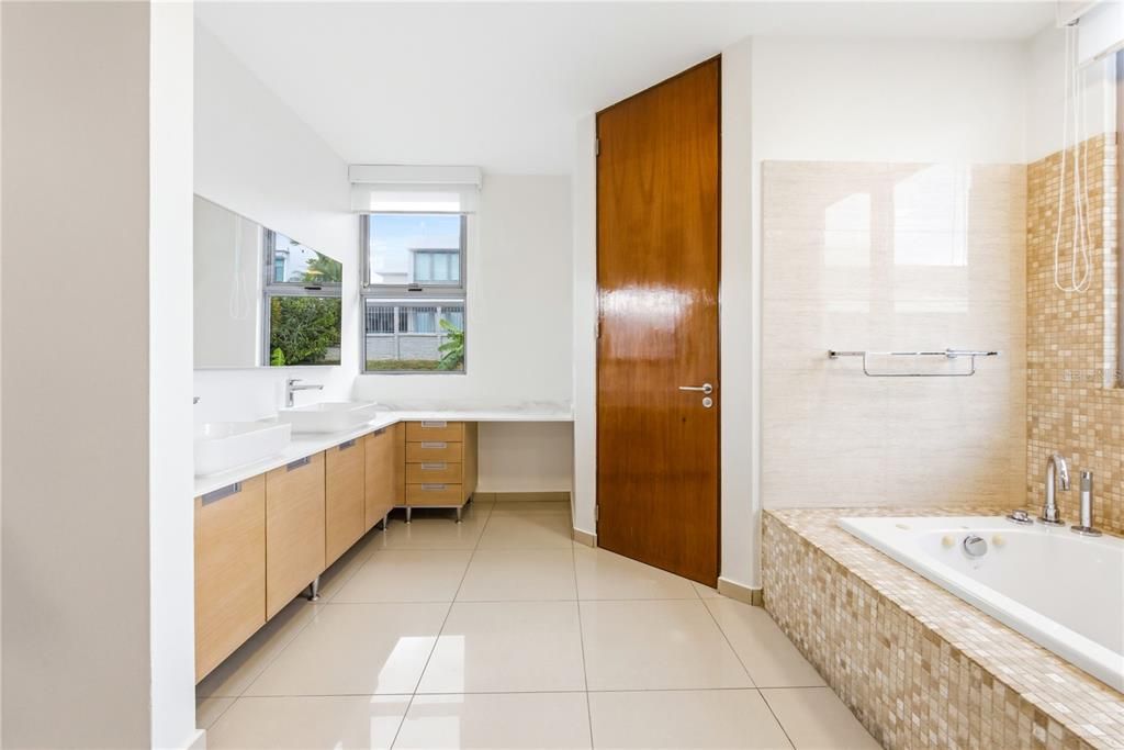 En Venta: $1,630,000 (5 camas, 3 baños, 3500 Pies cuadrados)