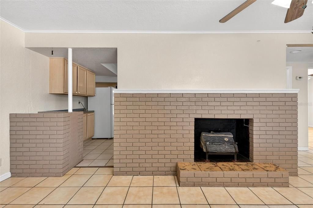 Activo con contrato: $310,000 (3 camas, 2 baños, 1474 Pies cuadrados)