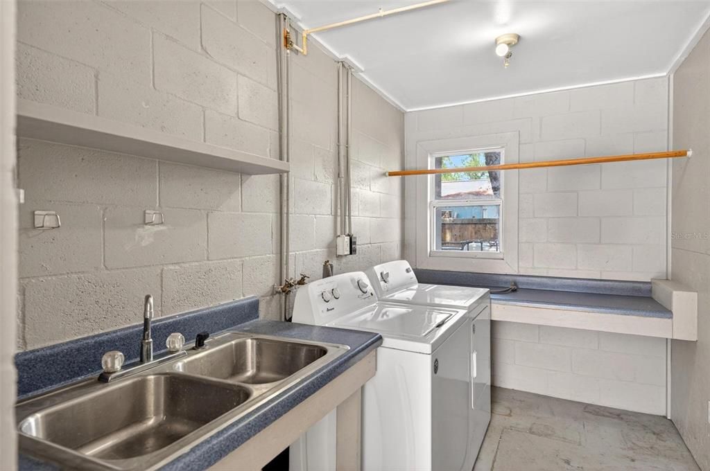Activo con contrato: $310,000 (3 camas, 2 baños, 1474 Pies cuadrados)