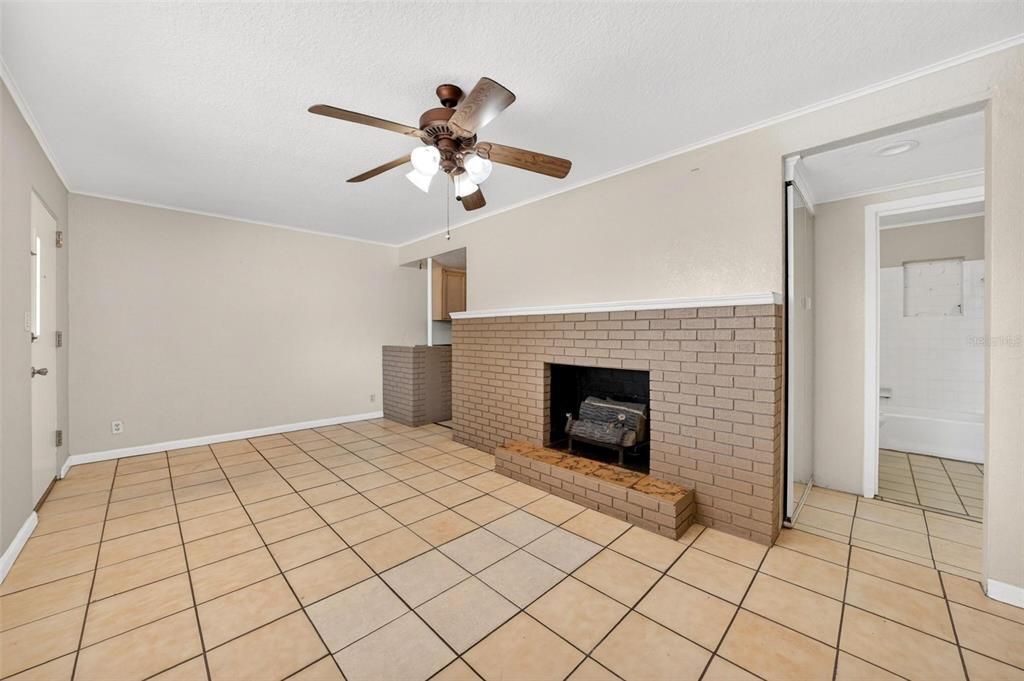 Activo con contrato: $310,000 (3 camas, 2 baños, 1474 Pies cuadrados)