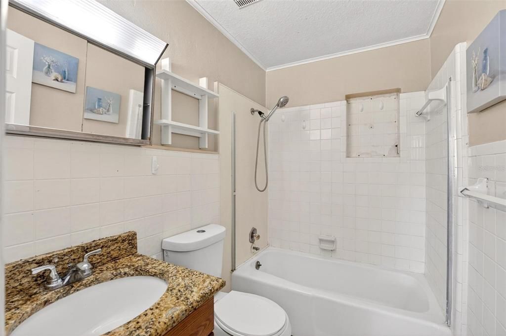 Activo con contrato: $310,000 (3 camas, 2 baños, 1474 Pies cuadrados)