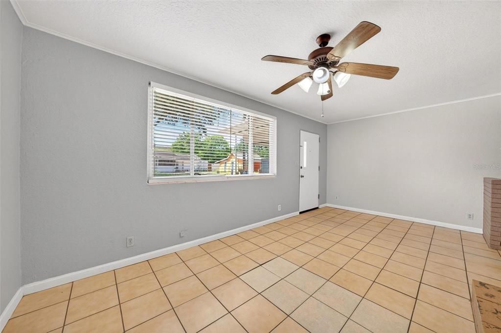 Activo con contrato: $310,000 (3 camas, 2 baños, 1474 Pies cuadrados)