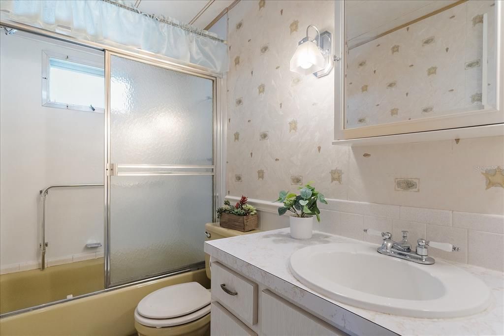 Active With Contract: $115,000 (2 beds, 1 baths, 816 Square Feet)