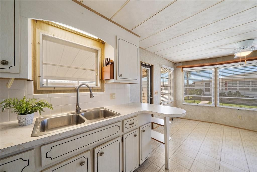 Active With Contract: $115,000 (2 beds, 1 baths, 816 Square Feet)