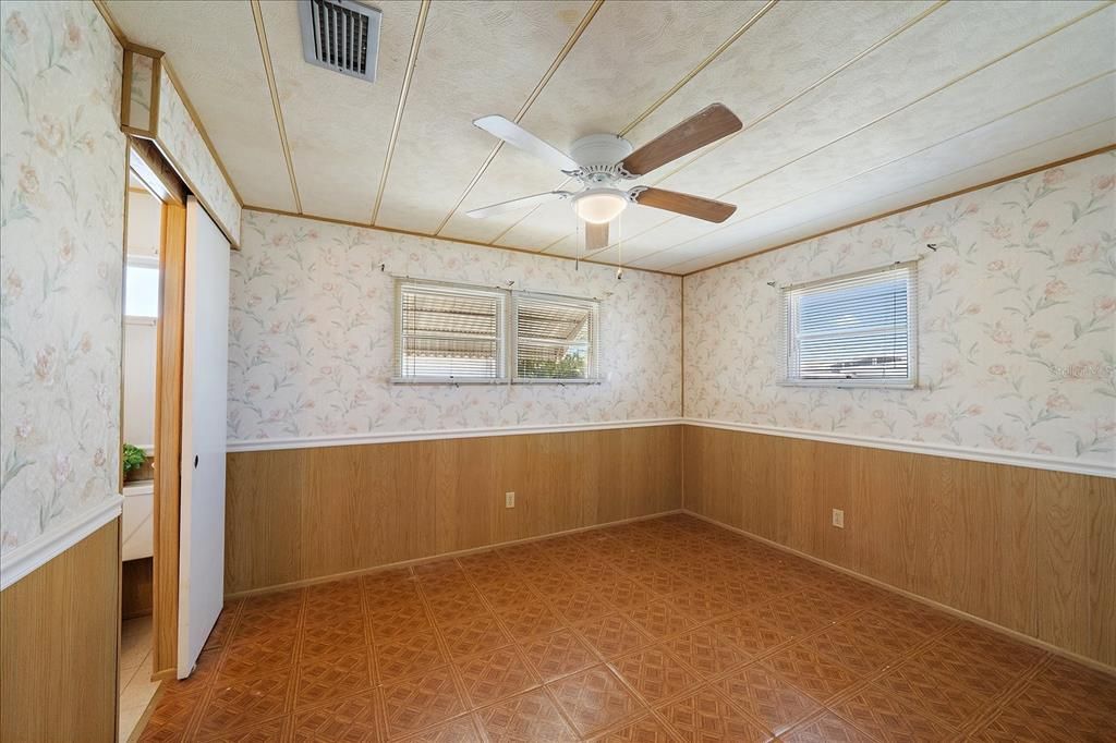 Active With Contract: $115,000 (2 beds, 1 baths, 816 Square Feet)