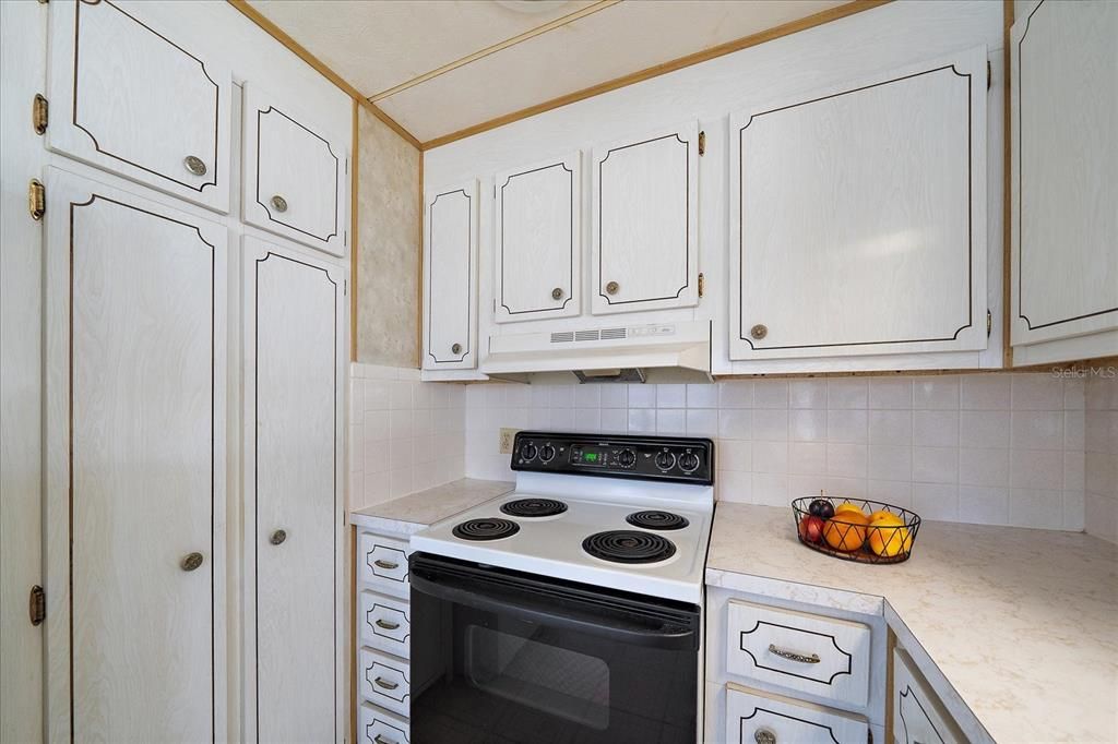 Active With Contract: $115,000 (2 beds, 1 baths, 816 Square Feet)