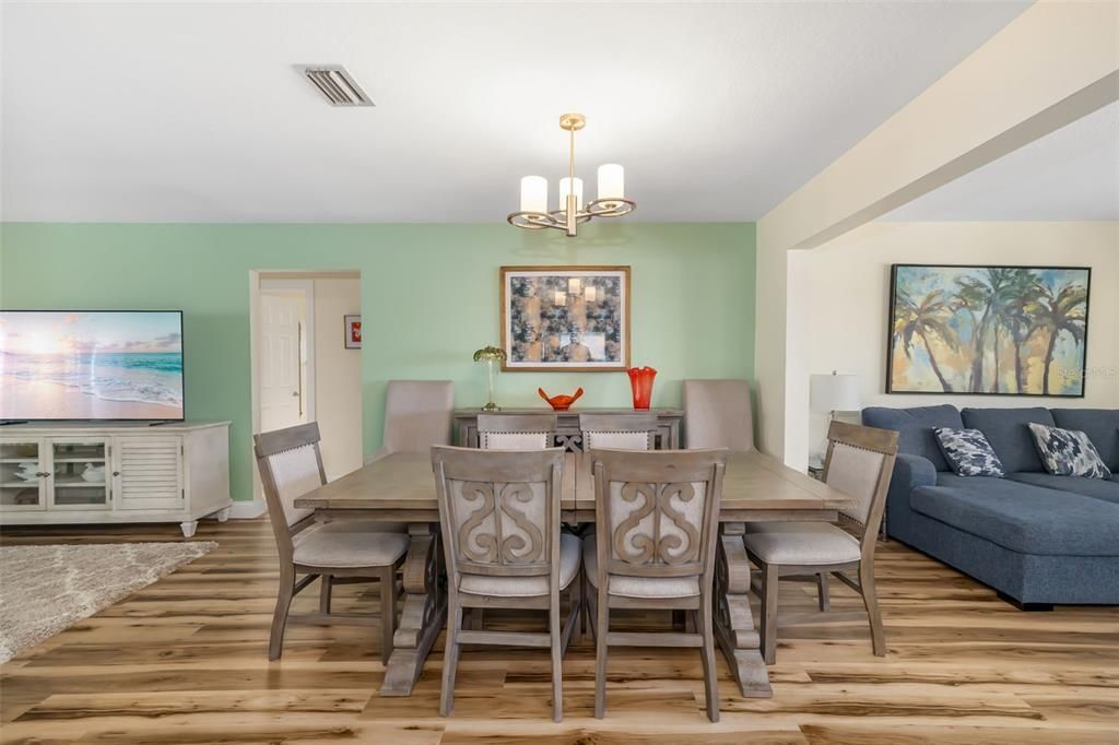 Active With Contract: $456,000 (2 beds, 2 baths, 1539 Square Feet)