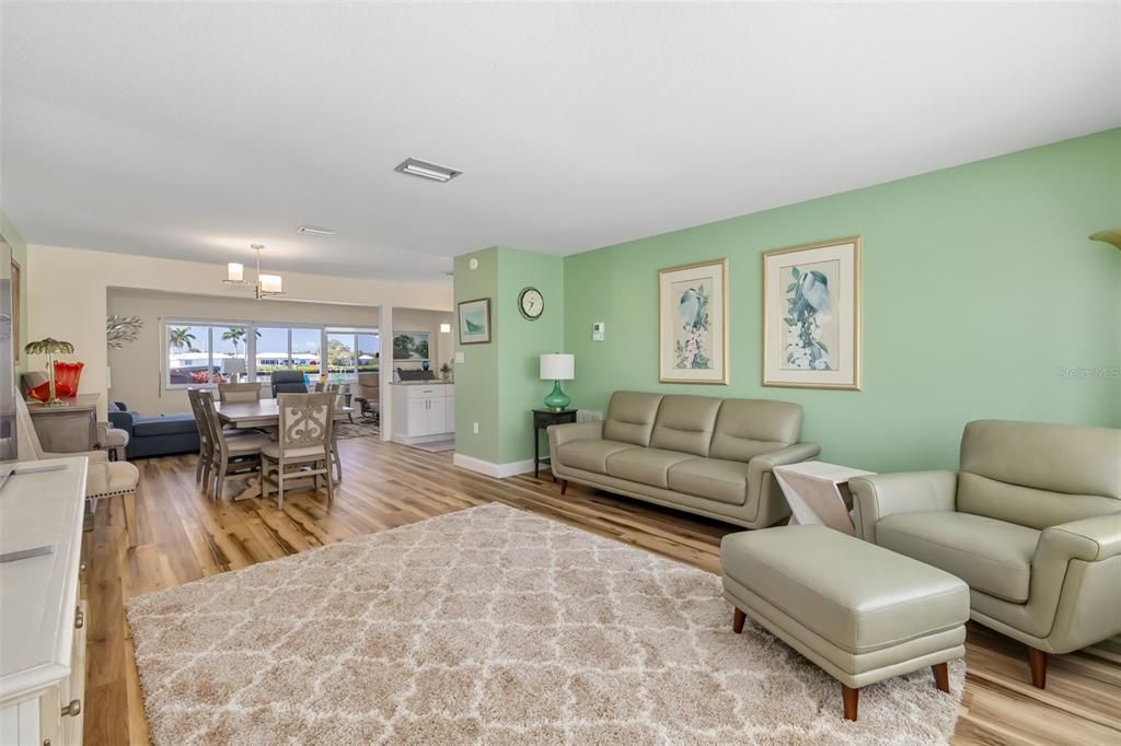 Active With Contract: $456,000 (2 beds, 2 baths, 1539 Square Feet)