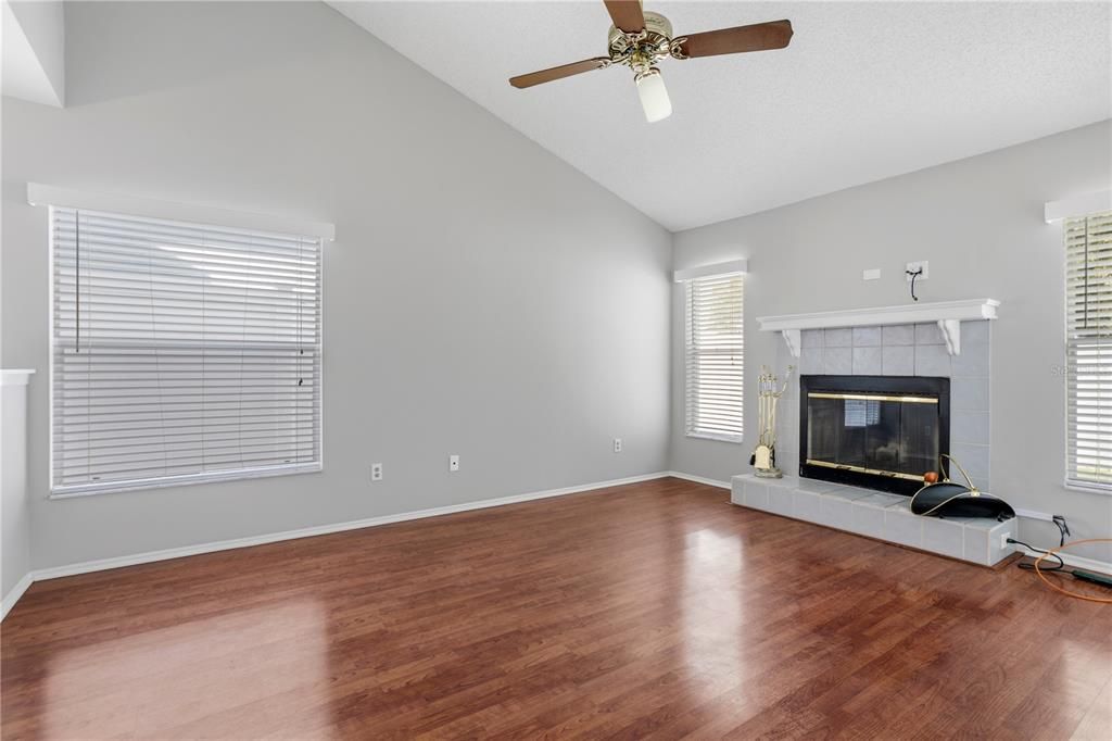 Active With Contract: $430,900 (4 beds, 2 baths, 1949 Square Feet)