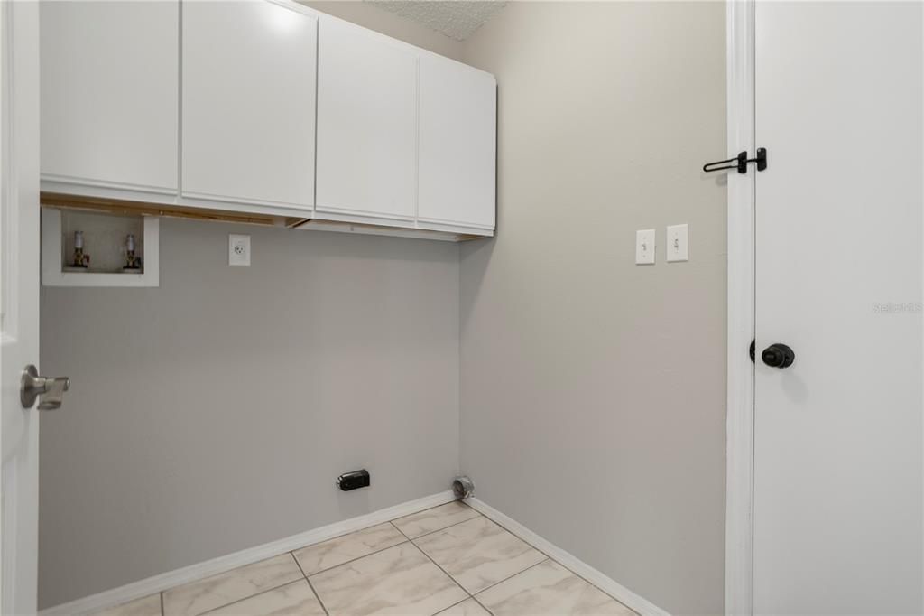 Active With Contract: $430,900 (4 beds, 2 baths, 1949 Square Feet)