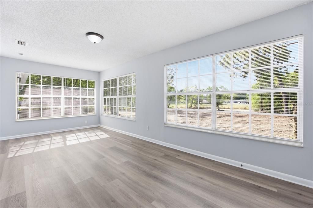 Activo con contrato: $215,900 (2 camas, 2 baños, 1377 Pies cuadrados)