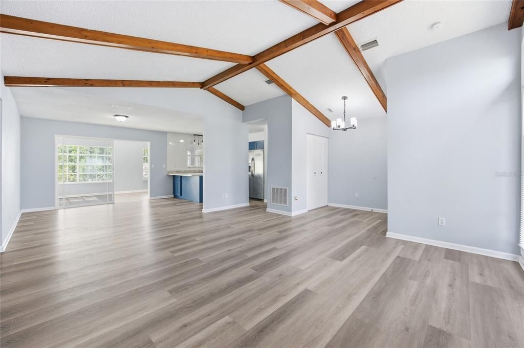 Activo con contrato: $215,900 (2 camas, 2 baños, 1377 Pies cuadrados)