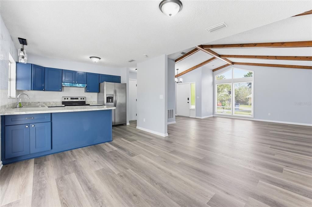 Activo con contrato: $215,900 (2 camas, 2 baños, 1377 Pies cuadrados)