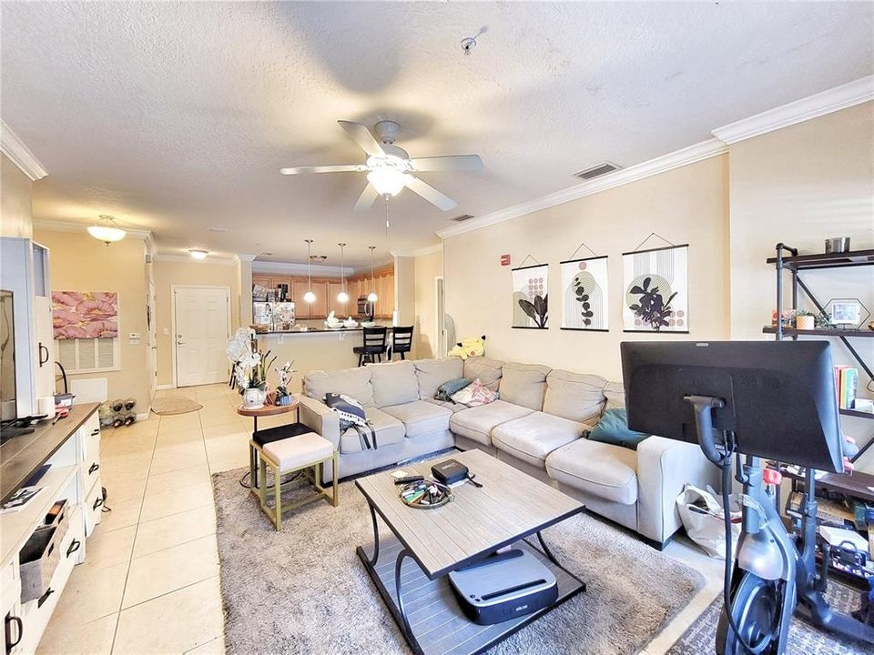 Active With Contract: $350,000 (2 beds, 2 baths, 1040 Square Feet)