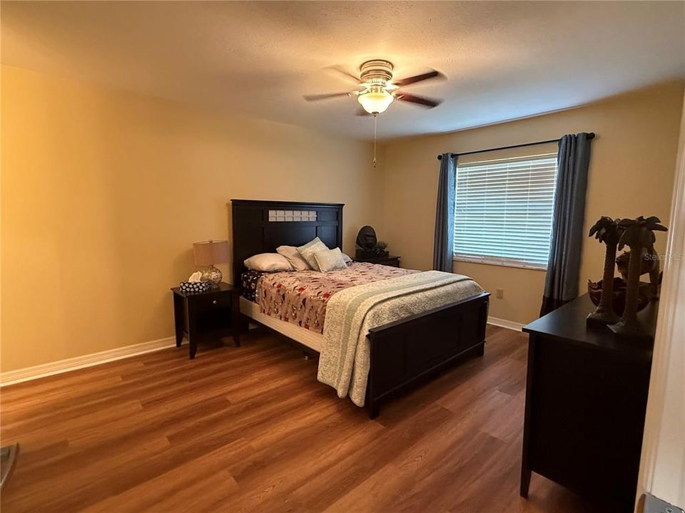 Active With Contract: $1,400 (2 beds, 2 baths, 1094 Square Feet)