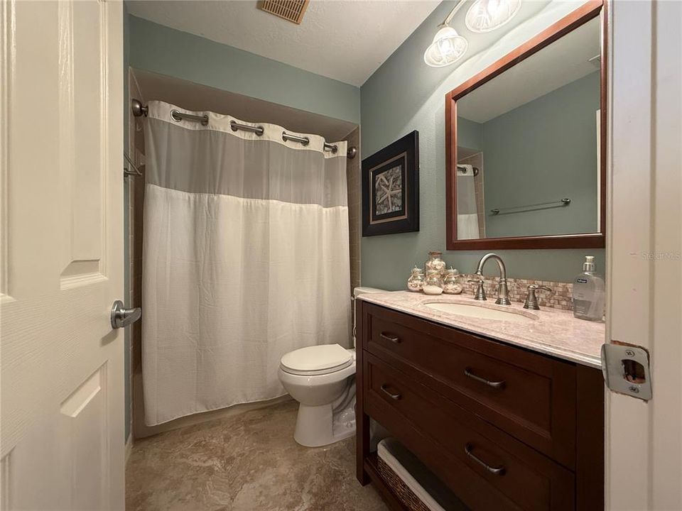 Active With Contract: $1,400 (2 beds, 2 baths, 1094 Square Feet)