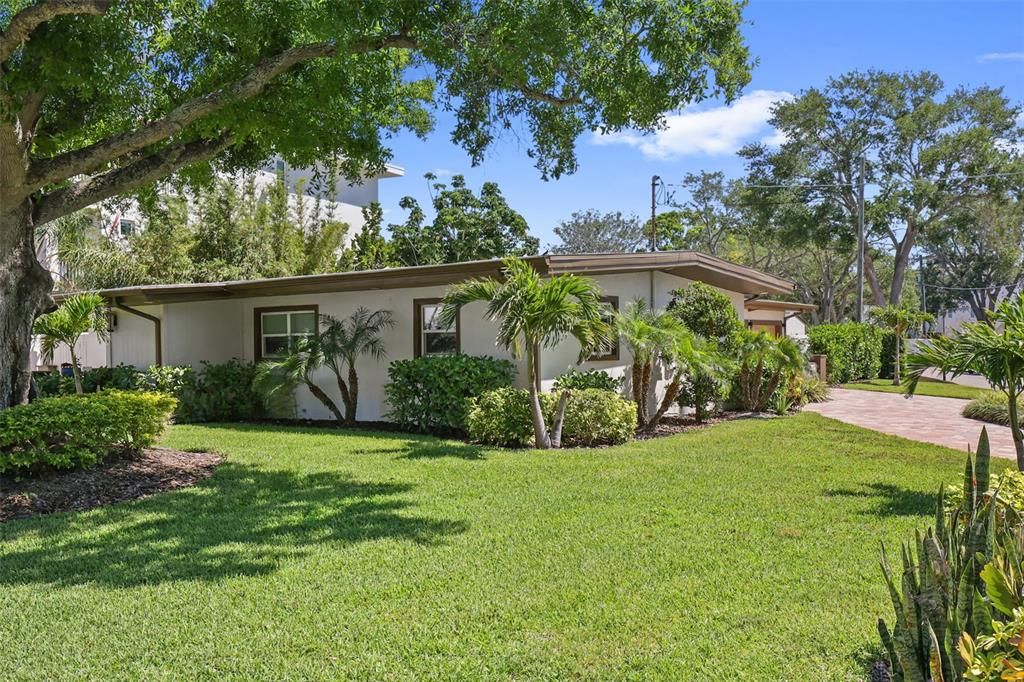 For Sale: $1,300,000 (4 beds, 3 baths, 1958 Square Feet)